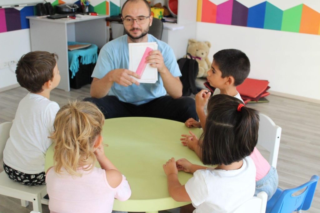 La English Kids Academy, inteligența emoțională este prioritară în educația copiilor