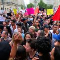 Grup divers de oameni la o protest global.