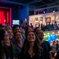 Oameni bucurându-se de evenimente culturale vibrante, diverse.