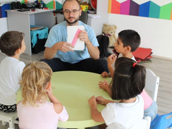 La English Kids Academy, inteligența emoțională este prioritară în educația copiilor